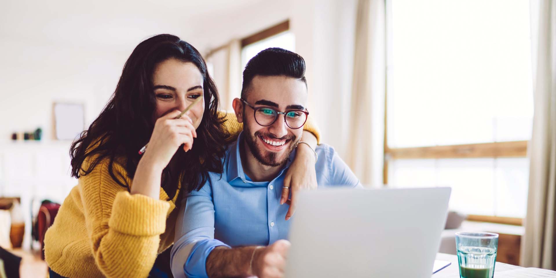 девушка маркетолог. совещание дизайнеров. Report example. футболка с тегами. Further work.